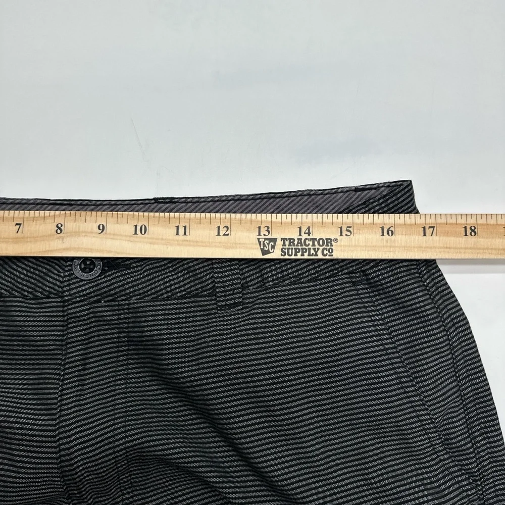 O'Neill‎ Black / Gray Board Shorts with Modern Design size 33 4 pockets (B24) - Picture 5 of 6